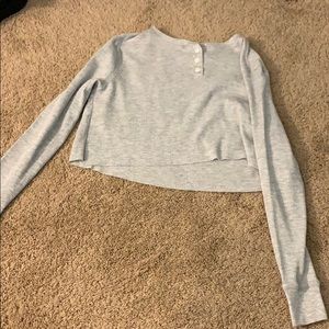 grey long sleeve shirt
